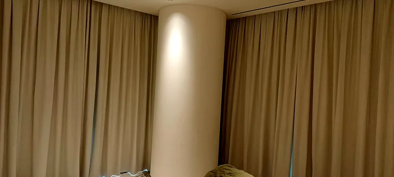 Wave curtains on a track fitted around a column